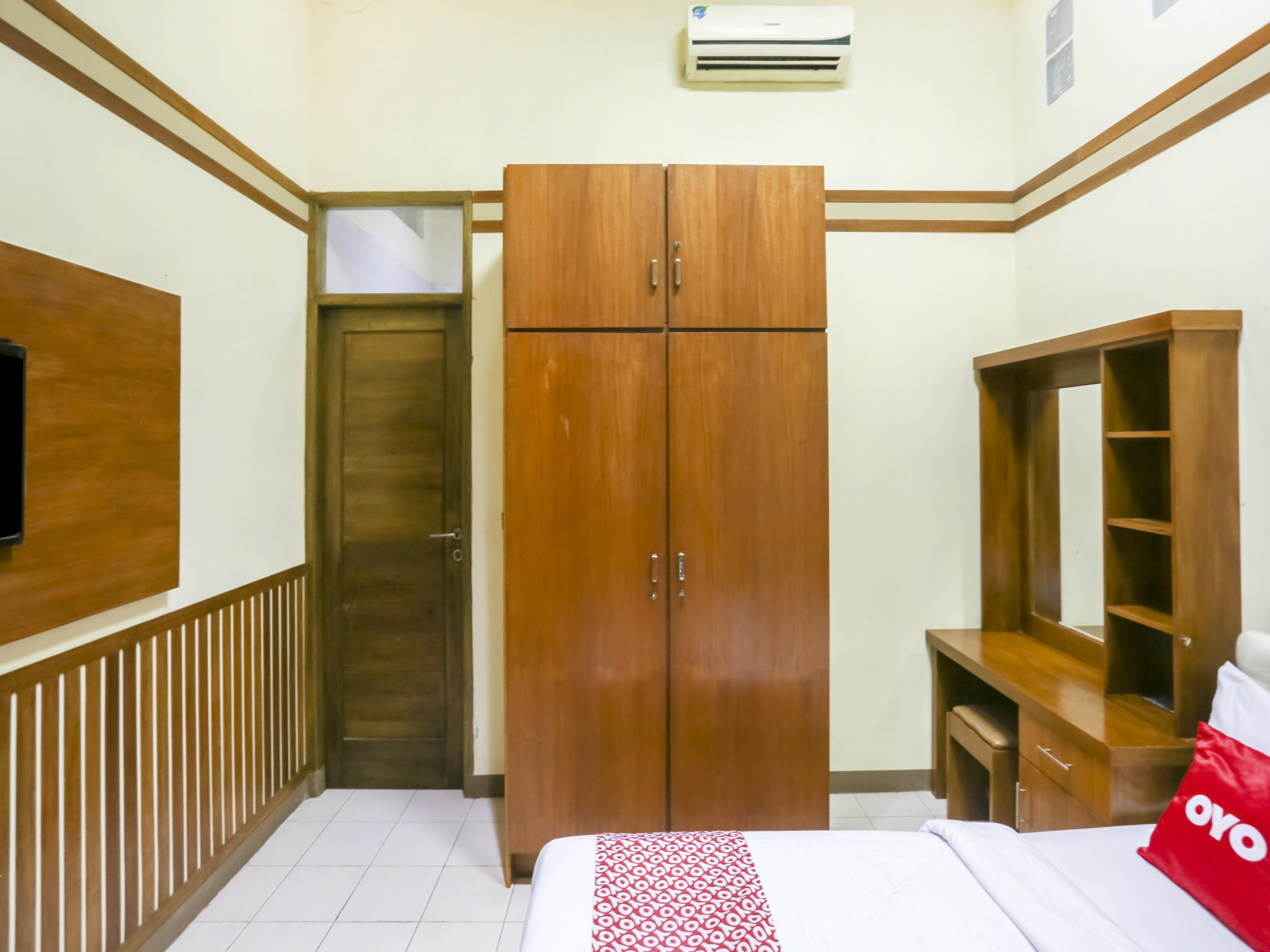 Oyo 90066 Tobana Pejaten House Джакарта Экстерьер фото