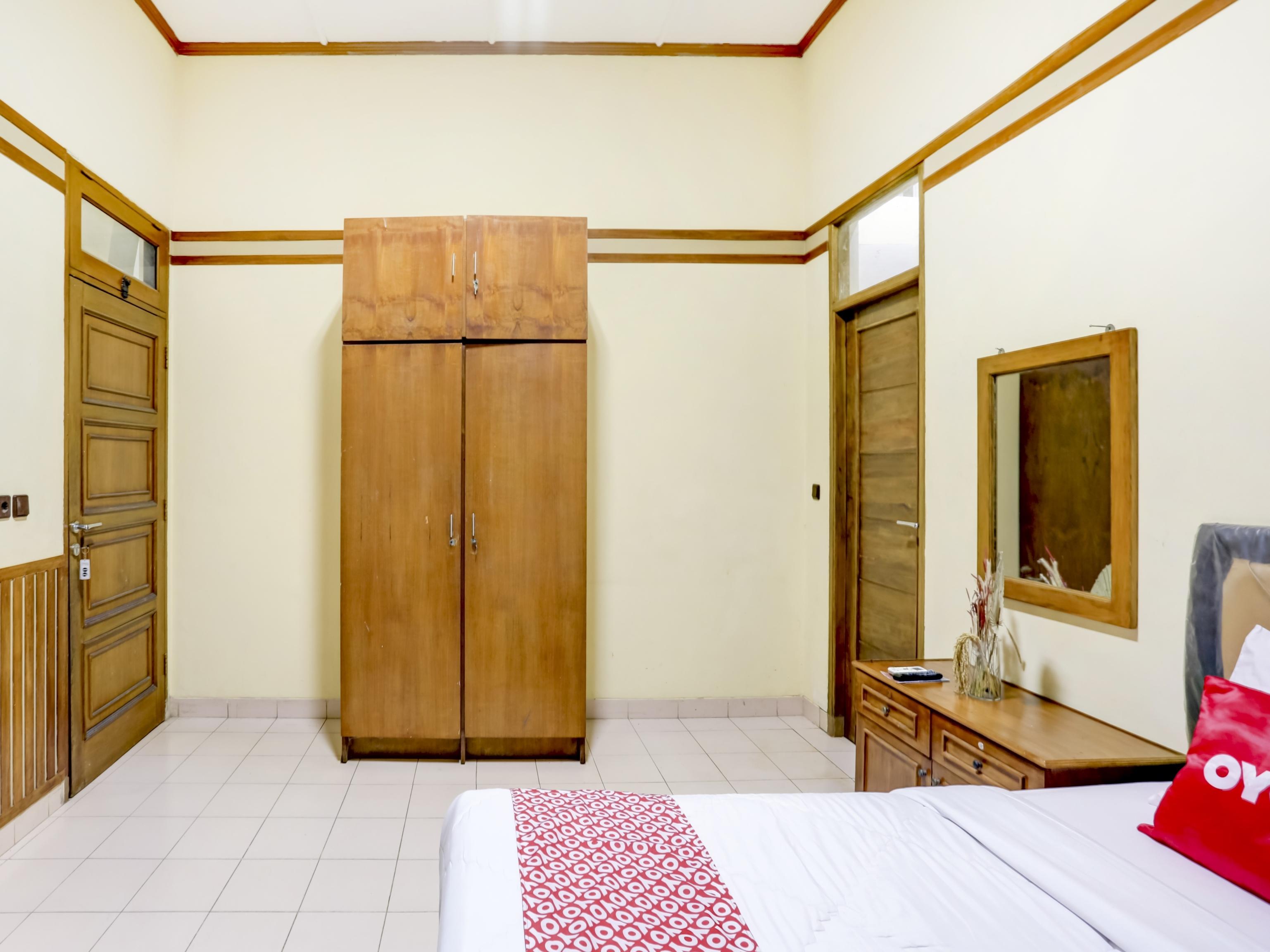 Oyo 90066 Tobana Pejaten House Джакарта Экстерьер фото