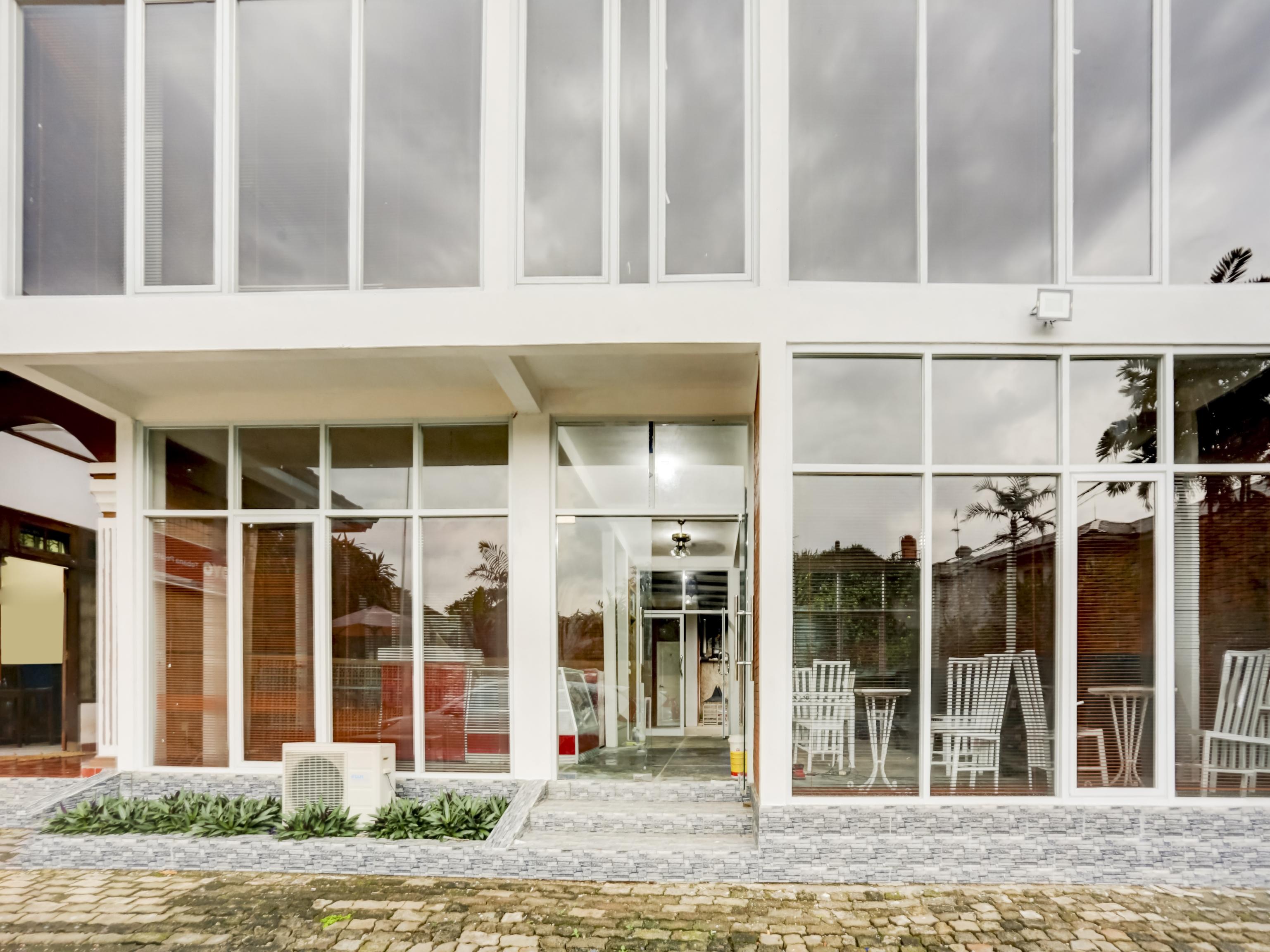 Oyo 90066 Tobana Pejaten House Джакарта Экстерьер фото