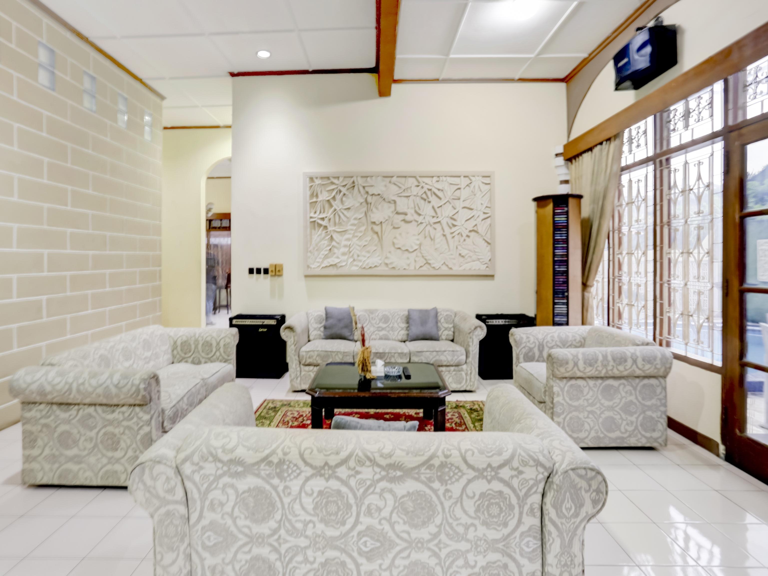 Oyo 90066 Tobana Pejaten House Джакарта Экстерьер фото
