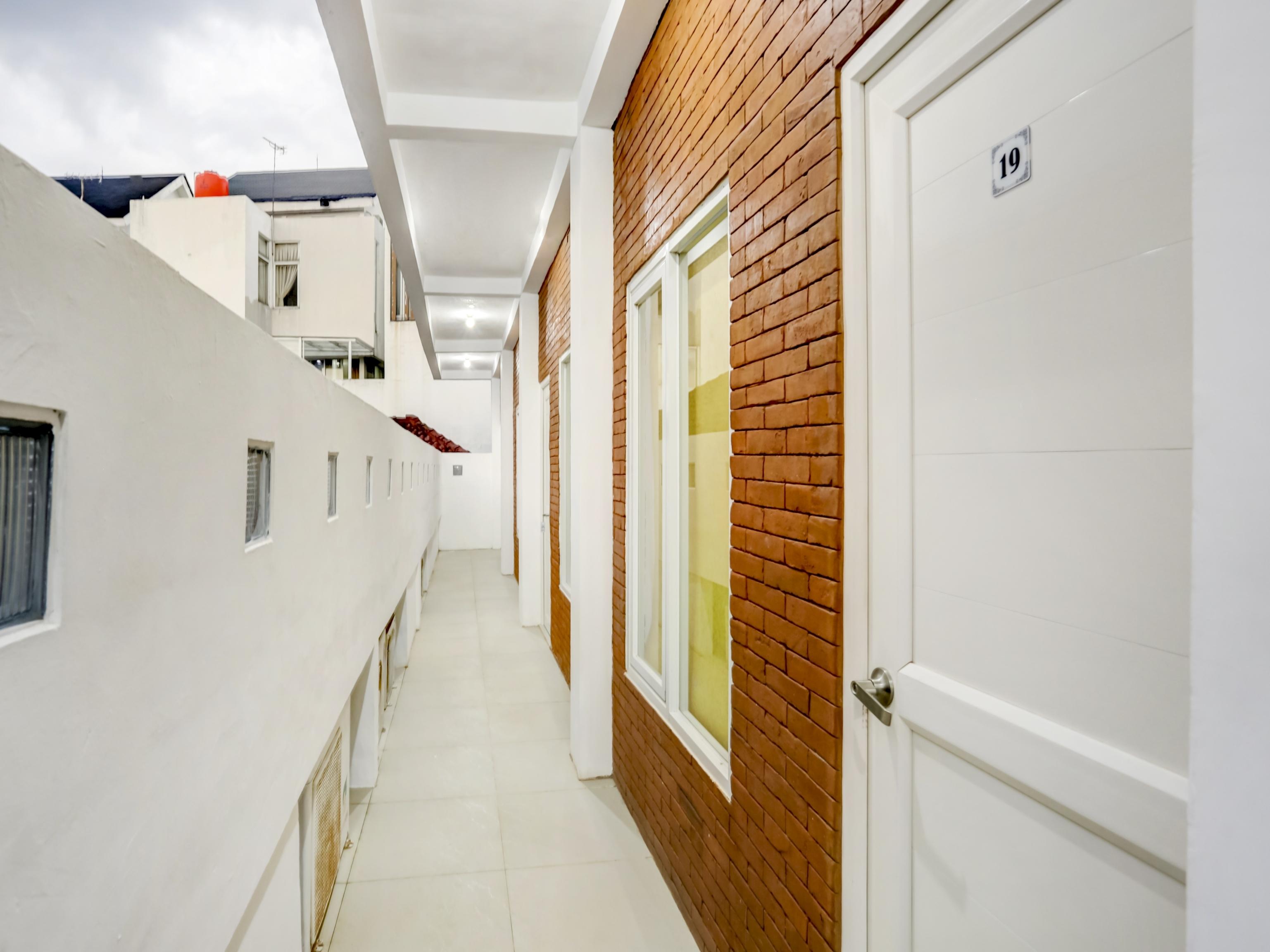 Oyo 90066 Tobana Pejaten House Джакарта Экстерьер фото