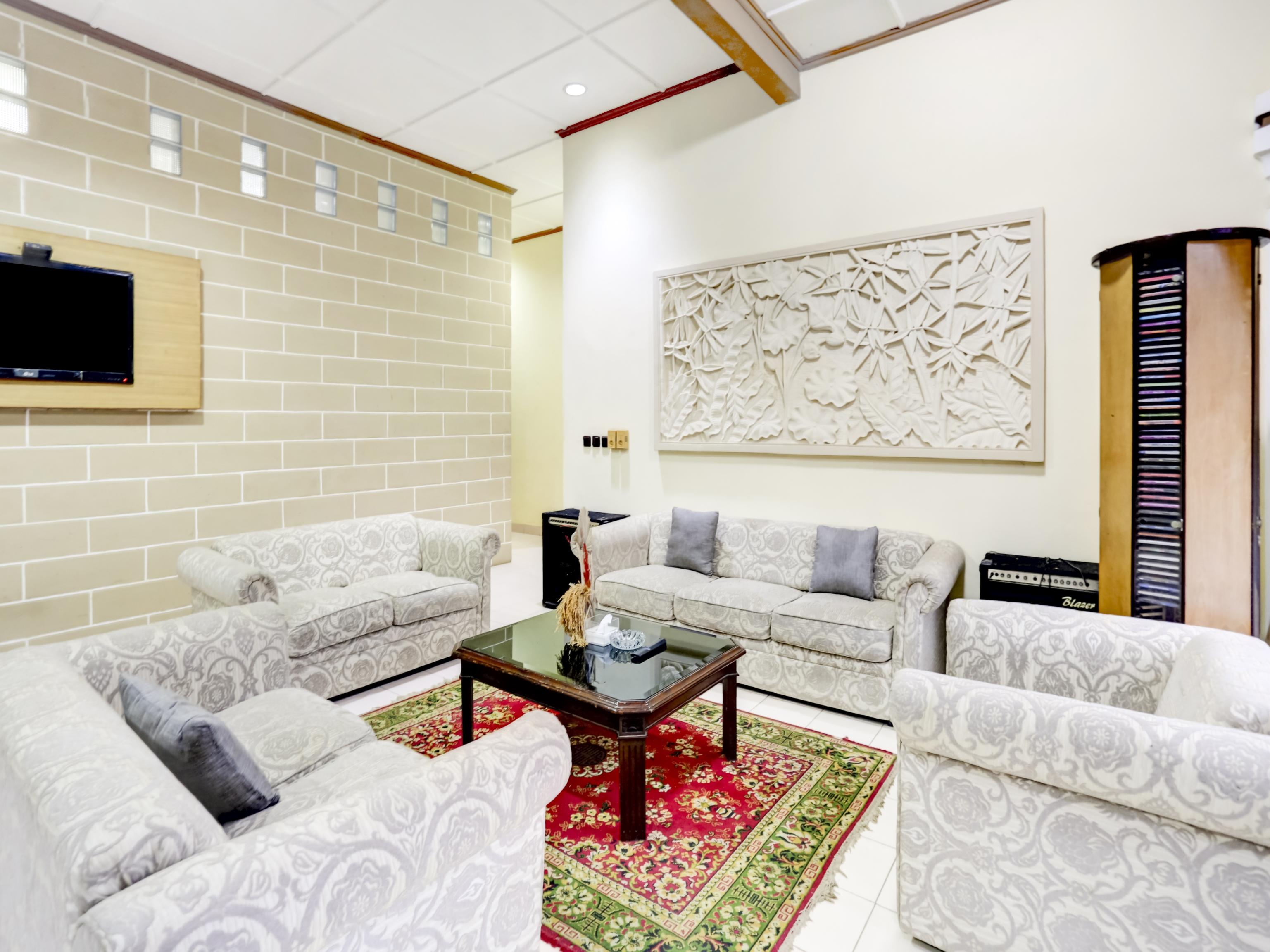 Oyo 90066 Tobana Pejaten House Джакарта Экстерьер фото